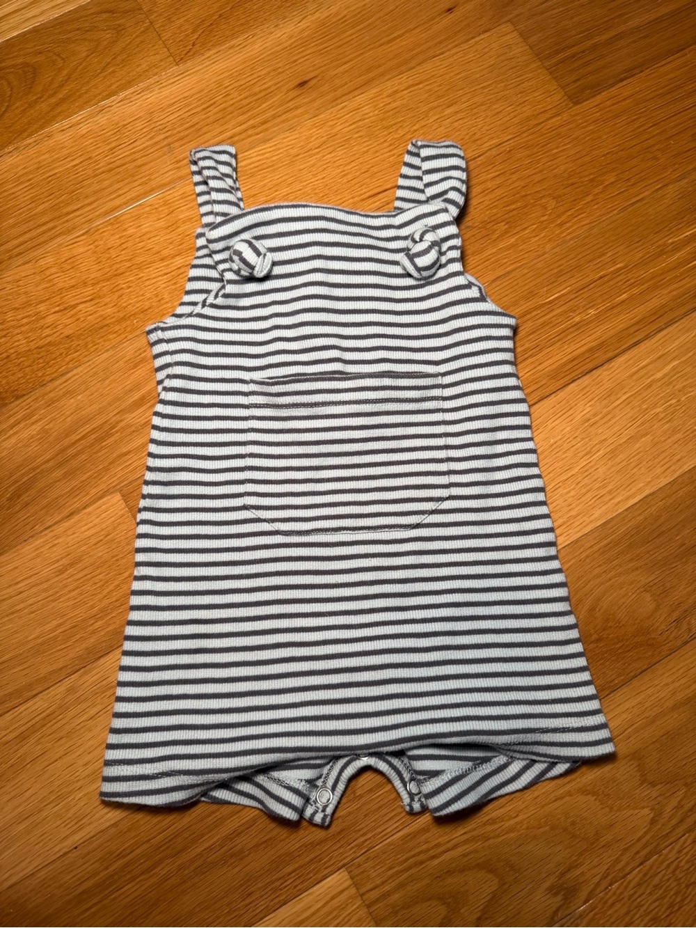KATE QUINN Tie Overall Shortie 12 M Organic Cotton light blue & charcoal stripes